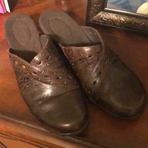 Clark’s 8.5 slip on shoes